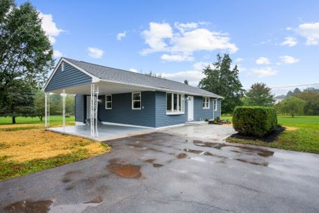 Building Photo - Fully Renovated Three Bedroom Home In Fred...