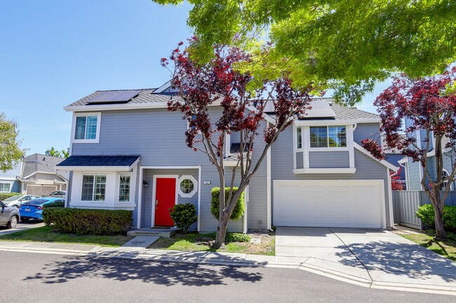 Building Photo - 3 Bed / 2.5 Bath bright and spacious home ...