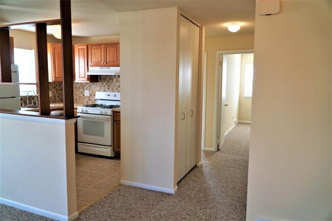 Building Photo - 5468 Vicaris St