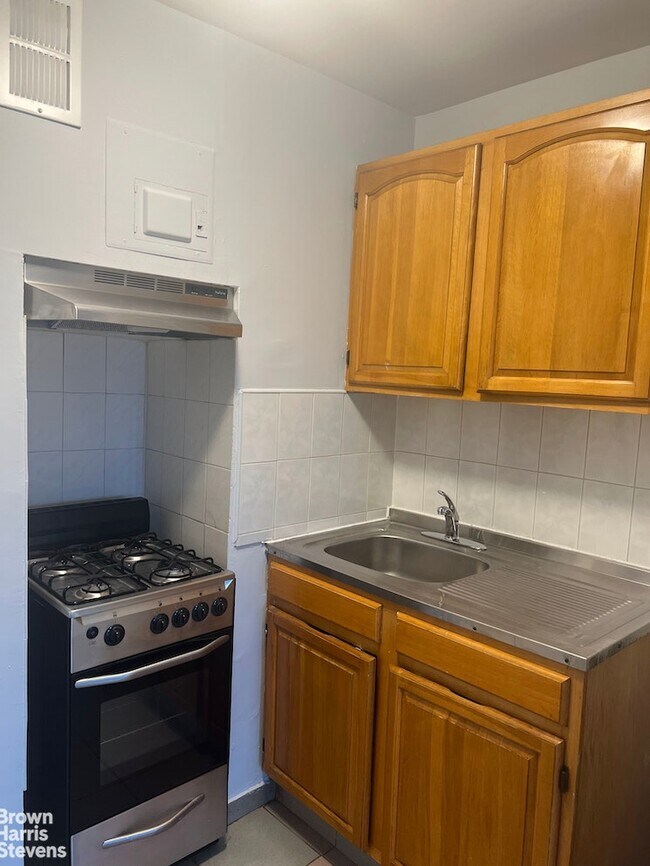 A Studio steal in Fort Greene! Townhome Rentals in Brooklyn NY