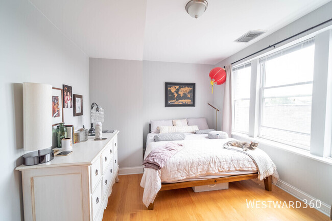 Foto del edificio - 2bed/1bath in amazing Logan Square location