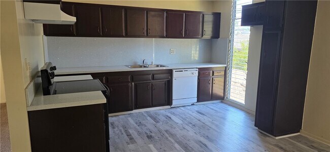Foto del edificio - 2300 Mountain Ave N