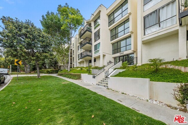 Foto del edificio - 1340 S Beverly Glen Blvd