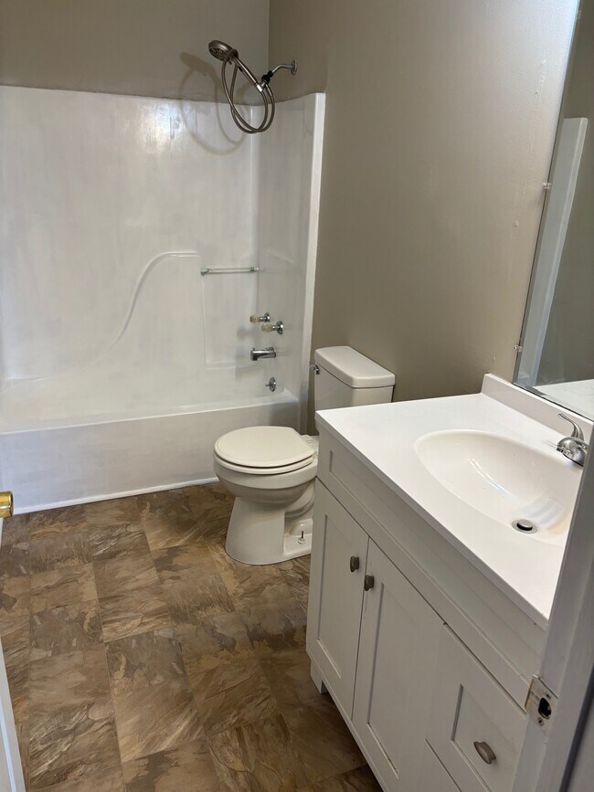 Building Photo - 133 Valley View Dr