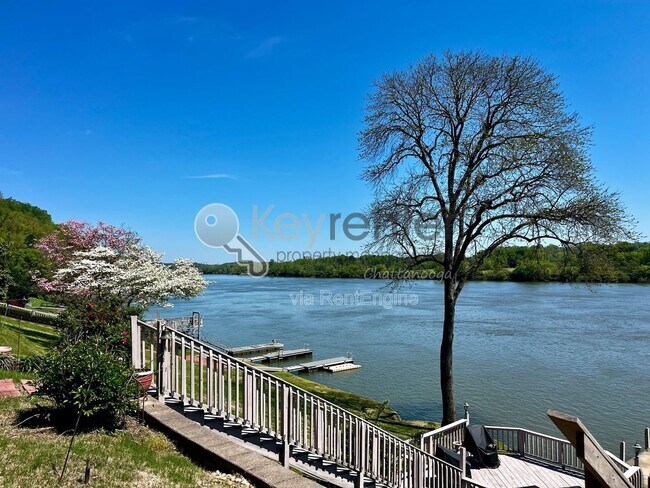 Foto del edificio - 3166 Waterfront Dr