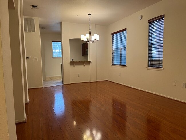 Building Photo - Spacious 1 Bedroom Ground Floor Condo