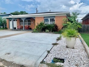 Building Photo - 1114 Bayou Cir