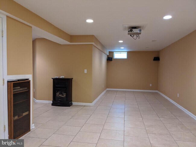 Building Photo - 16 Rutgers Ln