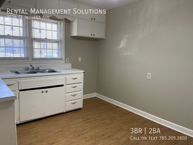 Building Photo - *FINISHED BASEMENT* 2538 SE Indiana Ave- 3...