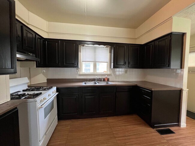 Building Photo - 677 Blaine Ave