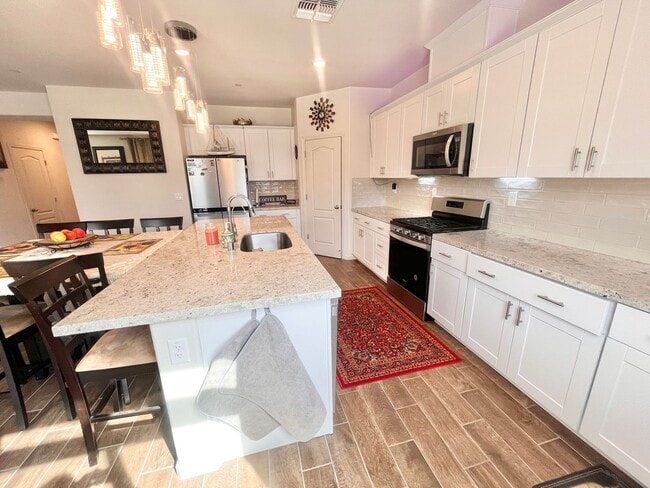 Building Photo - Stunning 5-bedroom, 3-bathroom residence with Solar!