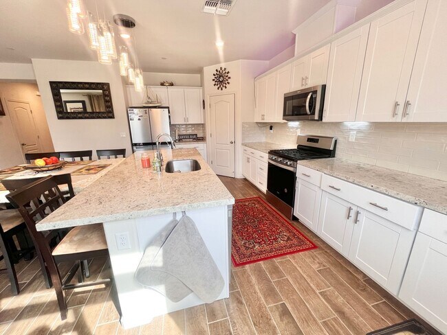 Foto del edificio - Stunning 5-bedroom, 3-bathroom residence with Solar!