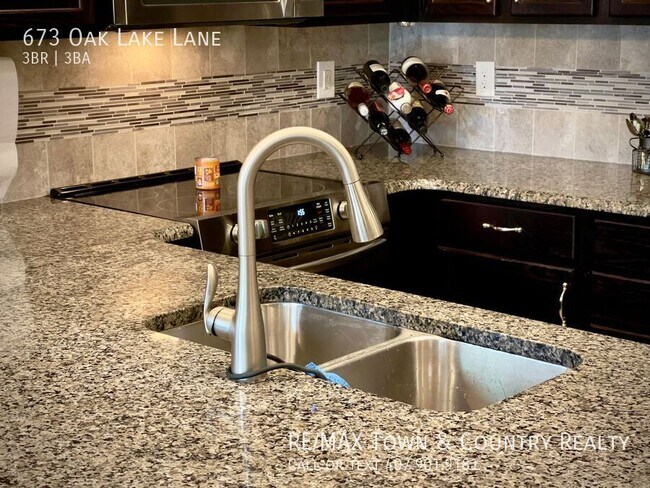 Foto del edificio - 673 Oak Lake Ln
