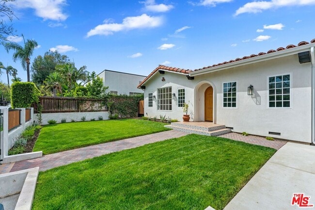 Foto del edificio - 9005 Rosewood Ave