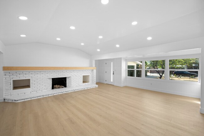 Building Photo - 15139 Vose St