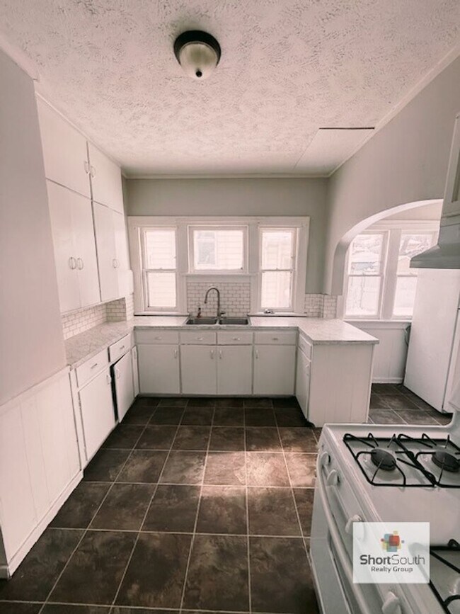 Foto del edificio - 3 bed 2 bath single family home with a detached 2 stall garage