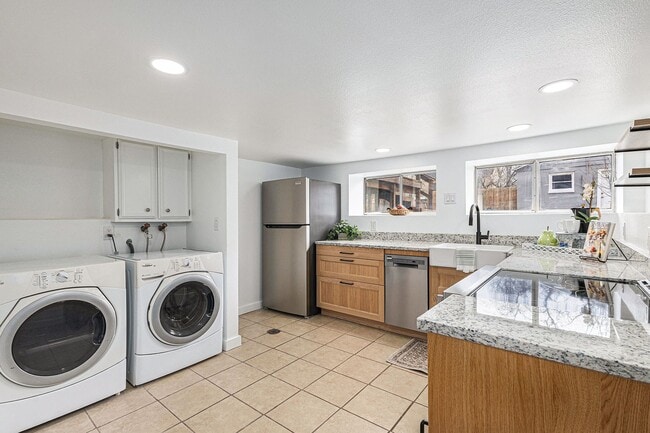 Foto del edificio - Duplex unit near Downtown! Utilities inclu...