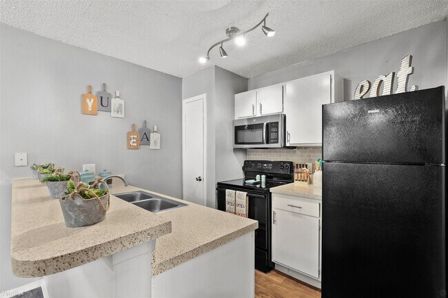 Foto del edificio - 3708 W Pioneer Pkwy