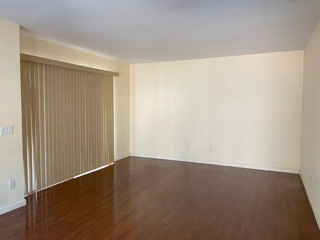 Foto del edificio - 8594 Summerdale Rd