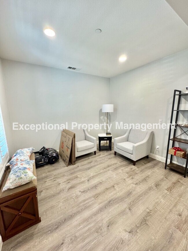 Foto del edificio - 4860 Condor Ave