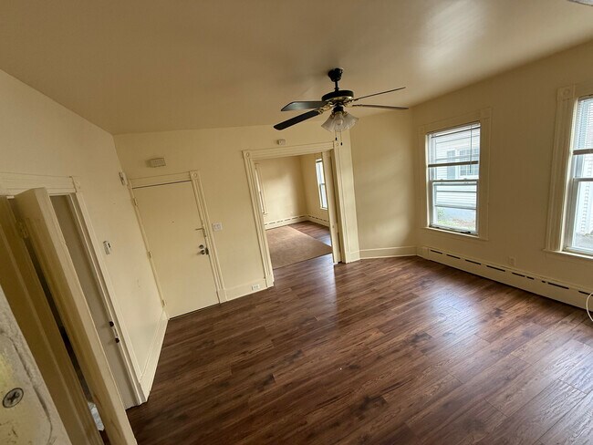 1 dormitorio con sala de estar grande - 226 E Main St