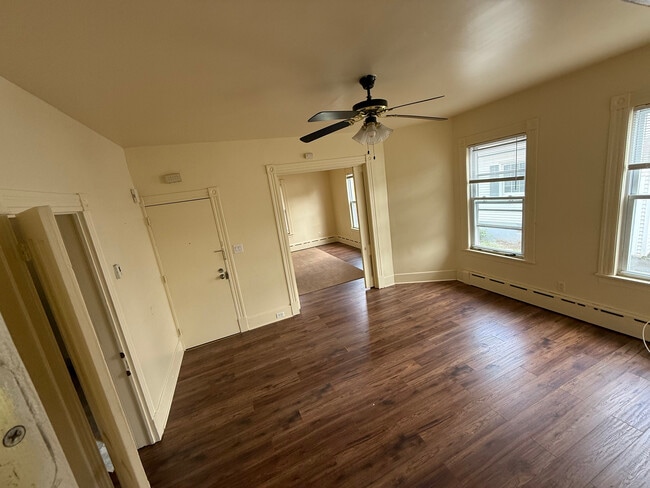 1 BDRM w/ Large Living Room - 226 E Main St