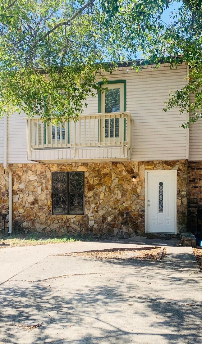 Building Photo - 938 McFarlan Ave