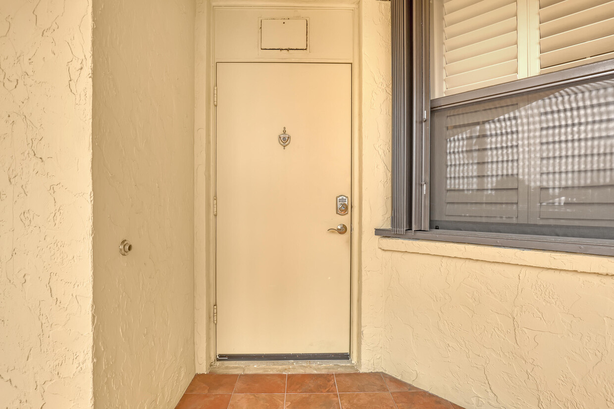 Primary Photo - 9550 S Ocean Dr