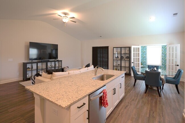 Foto del edificio - Like New Ranch Style Single Family Home w/ Garage