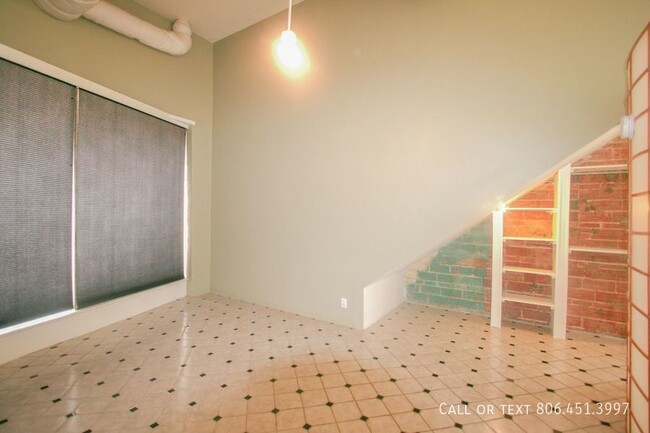 Foto del edificio - Utilities Included - Nice, Large Loft Loca...