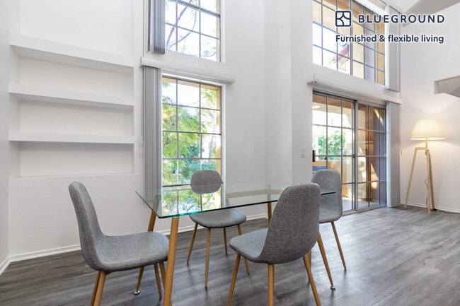 Building Photo - 960 N Alfred St