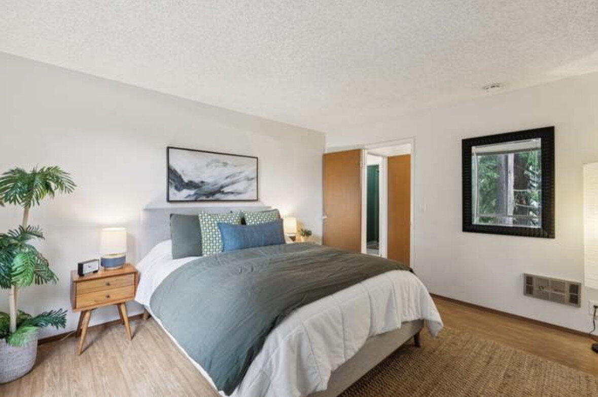 Foto del edificio - Rarely available corner-unit condominium nestled among beautiful redwood trees