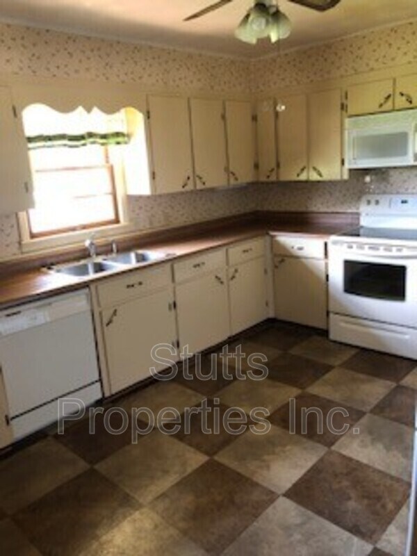 Building Photo - 2913 Cloverdale Rd