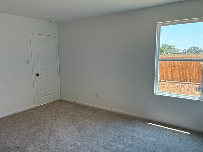 Building Photo - Charming 4 beds 2 baths in San Antonio!
