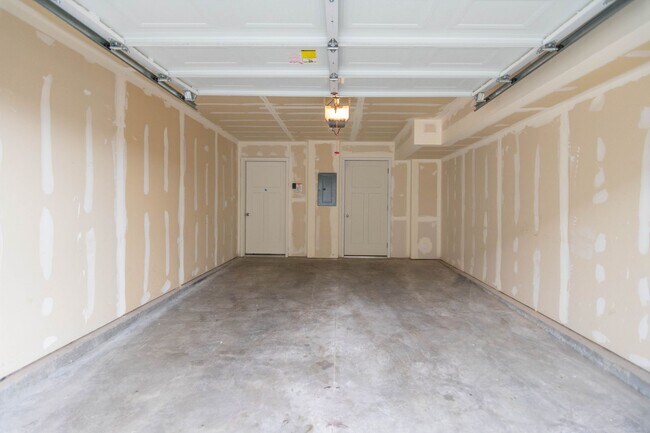 Foto del edificio - Up to $500 off first month rent | Charming...
