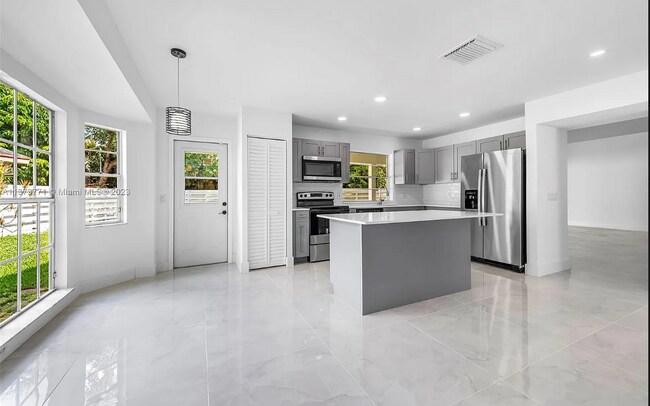 Building Photo - 14955 SW 139th Ave