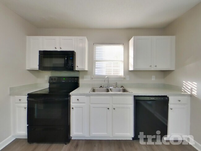 Foto del edificio - 1032 Crowders Woods Dr