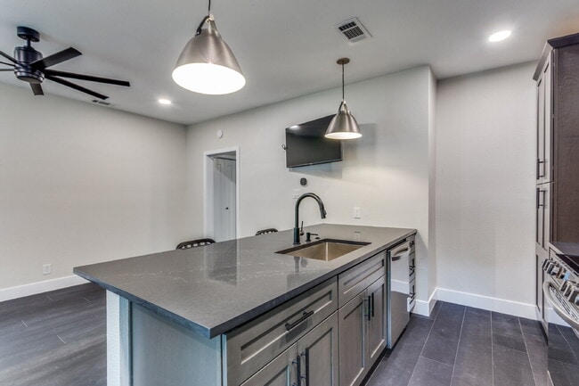 Building Photo - 2823 W Cantey St