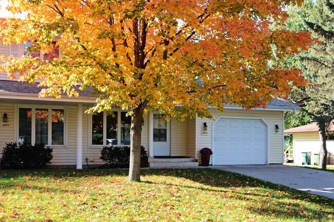 Building Photo - Avail 06/01! 2 Bed 1.5 Bath Duplex Minutes...