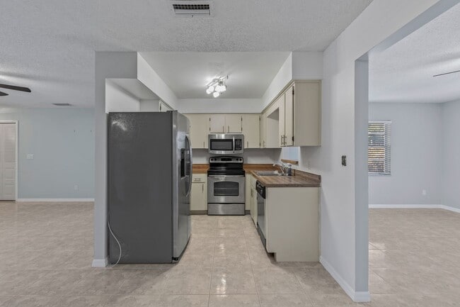 Building Photo - 2711 N Dellwood Dr