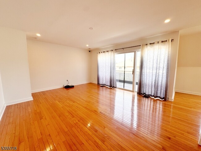 Building Photo - 466 Pompton Ave