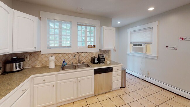 Foto del edificio - Charming and Spacious 5BD 2.5BA House in B...