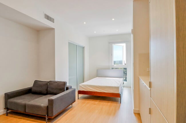 Building Photo - Concourse