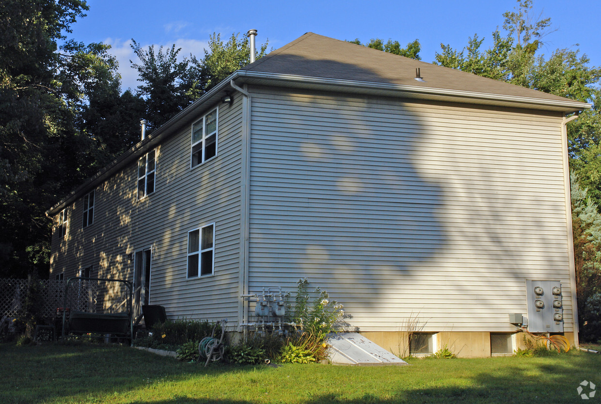 Building Photo - Colonial Woods Apartments