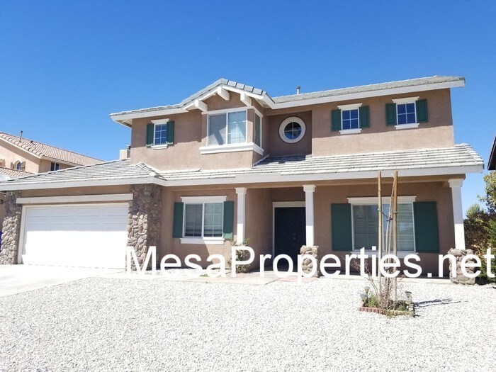 Foto principal - 4 Bedroom 3 Bathroom Home in Victorville