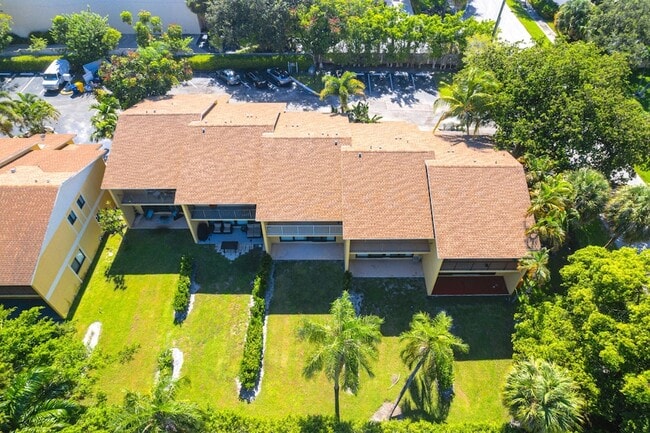 Building Photo - 660 Coventry St