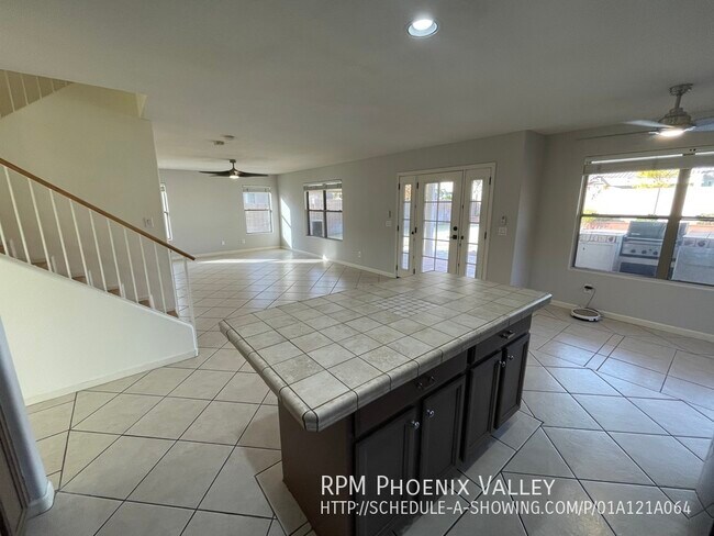 Foto del edificio - 4 bed/2.5 bath Peoria Home *NEW* Paint, *N...
