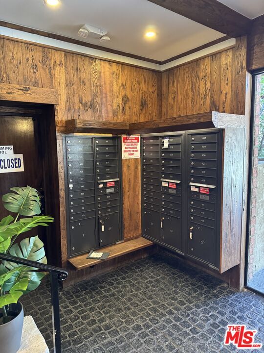 Building Photo - 532 N Rossmore Ave