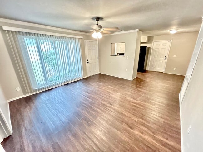 Building Photo - Beautiful 4 Bed, 2 Bath Home with Fenced i...