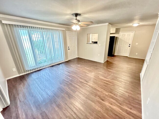 Foto del edificio - Beautiful 4 Bed, 2 Bath Home with Fenced i...